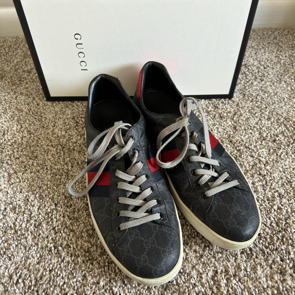 Gucci New Ace GG supreme low top sneakers.